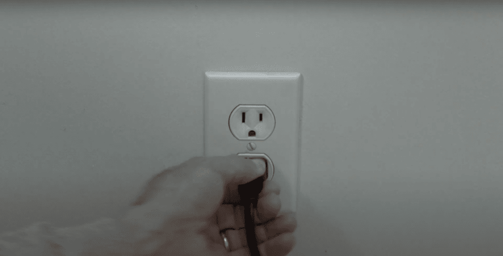 Plugging and unplugging the cable of a Samsung TV