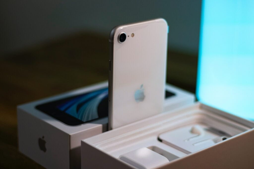 Box and complete accessories of an iPhone SE 2nd gen 