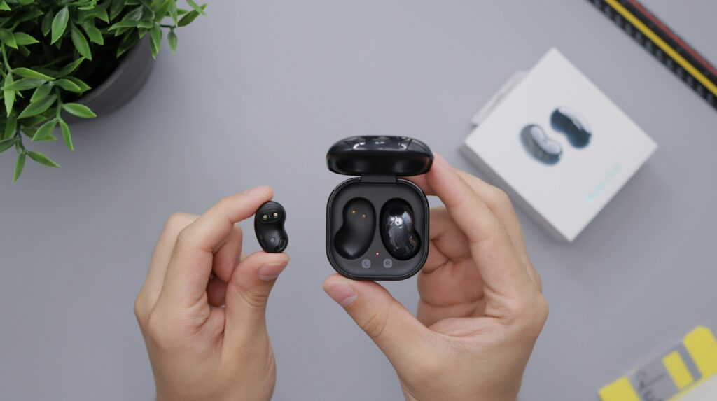 hand holding an earbuds whole charging